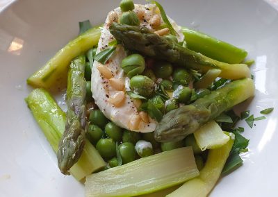 Petits pois, asperges vertes et Burrata