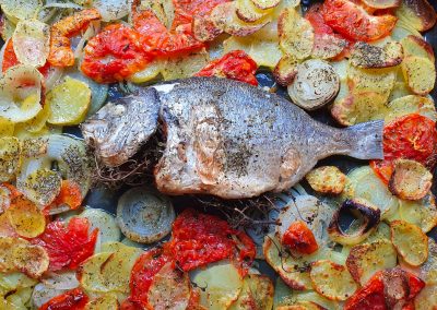 Dorade et légumes rôtis au four