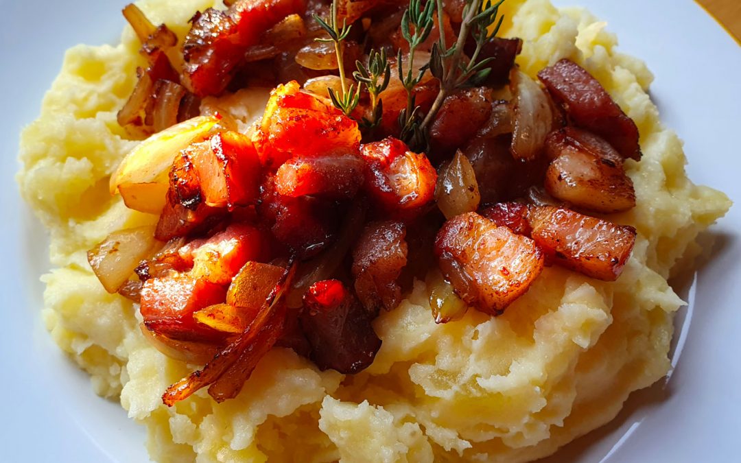 Purée maison, oignons et lardons