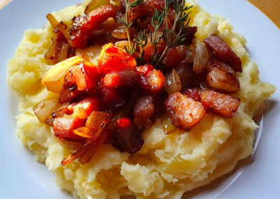 Purée maison, oignons et lardons