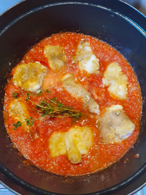 ajoutez-la-sauce-tomate-disposez-la-lotte.laissez-cuire-a-couvert