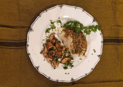 Dos de cabillaud panés et champignons de Paris sautés