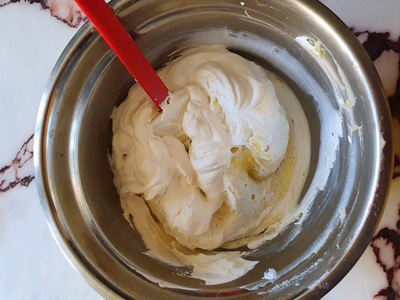 incorporer-la-creme-chantilly